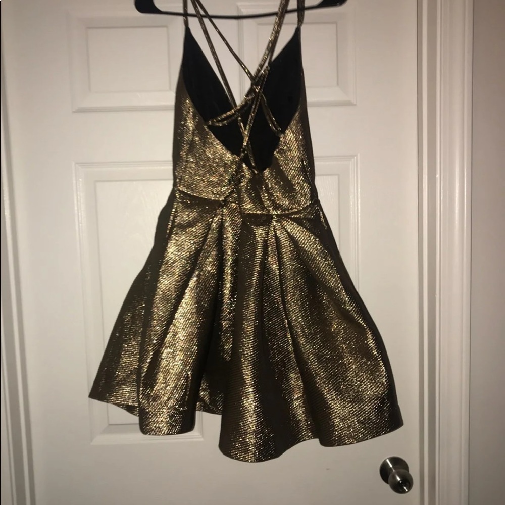 Good mini dress with a strappy back